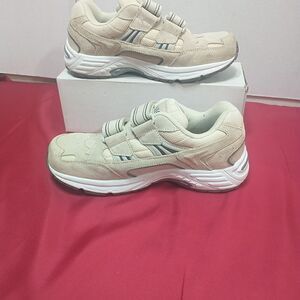 Vionic Womens SZ 6.5W Tabi Tan Walking Shoes . Condition is Pre-owned.